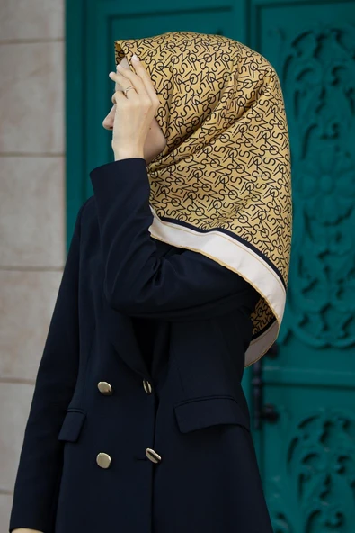 %100 Twill İpek Harf Desenli Gold - Siyah Renkli 90x90 Eşarp Dikim Şekli : El Dikişi ürün görseli 1