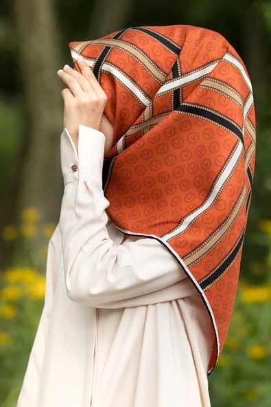 %100 Twill İpek Gold Şeritli Monogram Desenli Taba - Siyah Renkli 90x90 Eşarp Dikim Şekli : El Dikişi ürün görseli 1