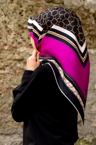 %100 Twill İpek Gold Halka Desenli Fuşya - Siyah Renkli 90x90 Eşarp Dikim Şekli : El Dikişi ürün görseli 1