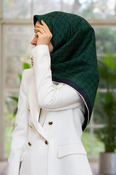 %57 İPEK %43 VİSKON Twill İpek Etnik Motif Desenli Zümrüt Yeşili - Lacivert Renkli 90x90 Eşarp Dikim Şekli : El Dikişi ürün görseli 1