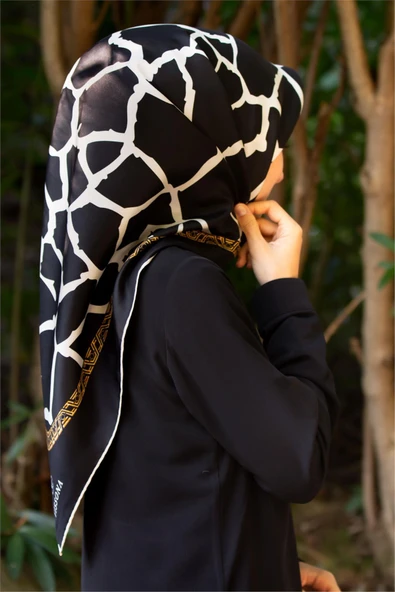 %100 Twill Taş Desenli Siyah - Krem Renkli 90x90 Eşarp Dikim Şekli: El Dikişi ürün görseli 1