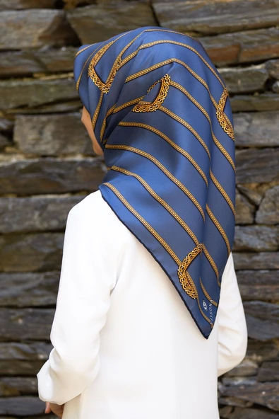 %100 Twill İpek Kemer Desenli Gold - İndigo Renkli 90x90 Eşarp Dikim Şekli : El Dikişi ürün görseli 1