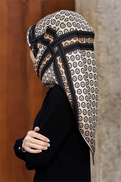 %100 Twill İpek Monogram ve Şerit Desenli Krem - Siyah Renkli 90x90 Eşarp Dikim Şekli : El Dikişi ürün görseli 1