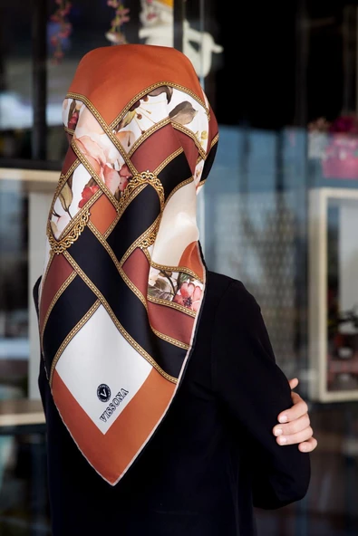 100% Twill İpek Şeritli Çiçek Desenli Taba - Siyah Renkli 90x90 Dikim Şekli : El Dikişi Eşarp ürün görseli 1
