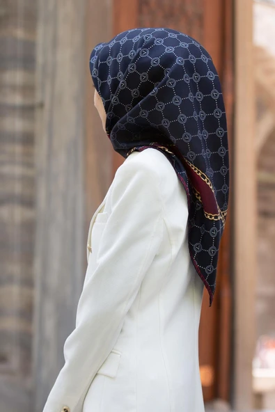 %100 Twill İpek Zincirli Ve Monogram Desenli Lacivert - Bordo Renkli 90x90 Eşarp Dikim Şekli : El Dikişi ürün görseli 1