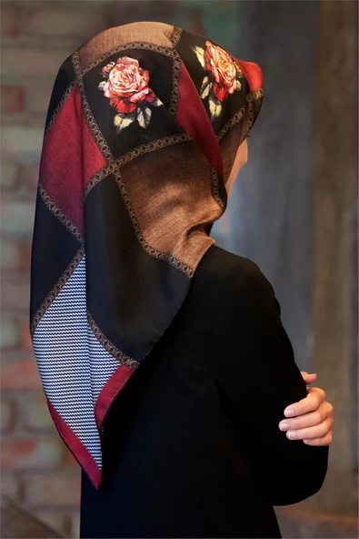 %100 Twill İpek Dokulu Çiçekli Ve Geometrik Desenli Bordo - Siyah Renkli 90x90 Eşarp Dikim Şekli : El Dikişi ürün görseli 1