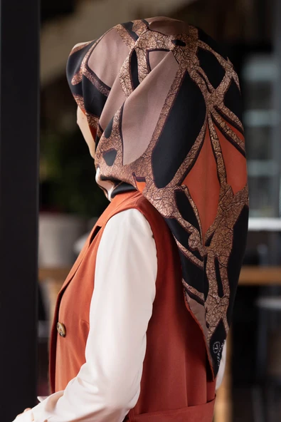 % 57 İPEK % 43 VİSKON Twill İpek Gold Efektli Geometrik Desenli Siyah - Taba Renkli 90x90 Eşarp Dikim Şekli : El Dikişi ürün görseli 1