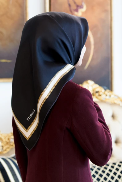 % 57 İPEK % 43 VİSKON Twill İpek Dokulu Şerit Desenli Siyah - Kremi Renkli 90x90 Eşarp Dikim Şekli : El Dikişi ürün görseli 1