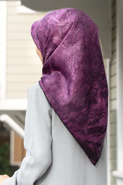 % 57 İpek % 43 Viskon Twill İpek Degradeli Yaprak  Desenli Lila Renkli 90x90 Eşarp Dikim Şekli : El Dikişi ürün görseli 1