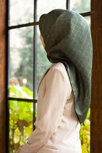 100% Twill İpek Etnik Motif Desenli Haki - Siyah Renkli 90x90 Dikim Şekli : El Dikişi Eşarp ürün görseli 1