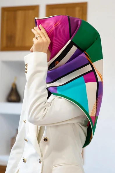 %100 Twill İpek Geometrik Desenli Zümrüt Yeşili - Mürdüm Renkli 90x90 Eşarp Dikim Şekli : El Dikişi ürün görseli 1