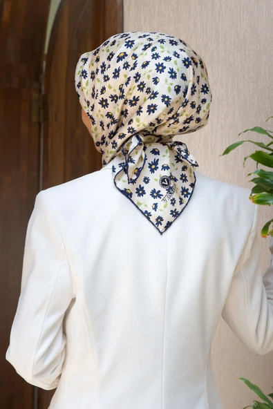 %100 Twill İpek Papatya Desenli Krem - Lacivert Renkli 90x90 Eşarp Dikim Şekli : El Dikişi ürün görseli 1