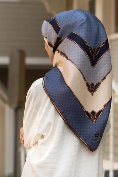 % 57 İPEK % 43 VİSKON Twill İpek Puantiyeli Ve Geometrik Desenli İndigo - Krem Renkli 90x90 Eşarp Dikim Şekli : El Dikişi ürün görseli 1