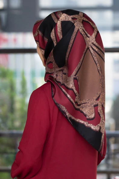 % 57 İPEK % 43 VİSKON Twill İpek Gold Efektli Geometrik Desenli Bordo - Siyah Renkli 90x90 Eşarp Dikim Şekli : El Dikişi ürün görseli 1