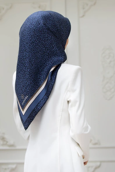 % 57 İPEK % 43 VİSKON Twill İpek Leopar Desenli Lacivert - İndigo Renkli 90x90 Eşarp Dikim Şekli : El Dikişi ürün görseli 1