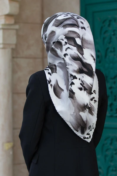 %100 Twill İpek Batik Desenli Siyah - Beyaz Renkli 90x90 Eşarp Dikim Şekli : El Dikişi ürün görseli 1