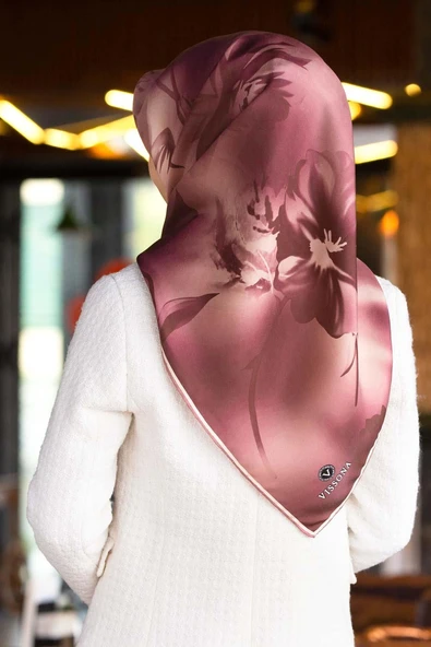 % 57 İPEK % 43 VİSKON Twill İpek Çiçek Desenli Pudra Renkli 90x90 Dikim Şekli : El Dikişi Eşarp ürün görseli 1
