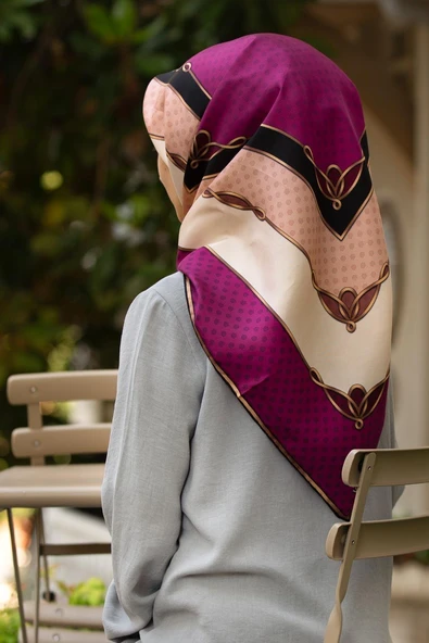 %100 Twill İpek Puantiyeli ve Geometrik Desenli Mürdüm - Krem Renkli 90x90 Eşarp Dikim Şekli : El Dikişi ürün görseli 1