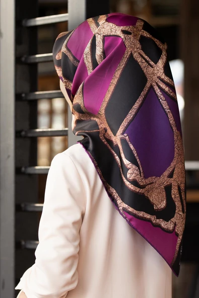 % 57 İPEK % 43 VİSKON Twill İpek Gold Efektli Geometrik Desenli Siyah - Mürdüm Renkli 90x90 Eşarp Dikim Şekli : El Dikişi ürün görseli 1