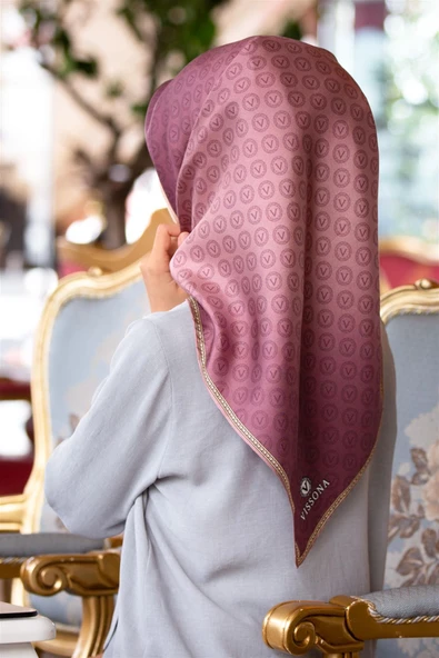 % 57 İPEK % 43 VİSKON Twill İpek Monogram Desenli Gül Kurusu Renkli 90x90 Eşarp Dikim Şekli : El Dikişi ürün görseli 1