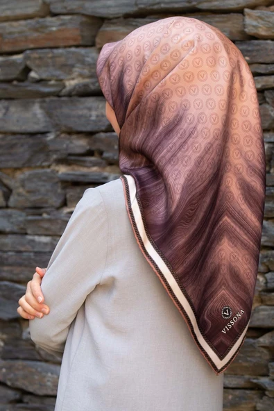 100% Twill İpek Monogram Desenli Somon Renkli 90x90 Dikim Şekli : El Dikişi Eşarp ürün görseli 1