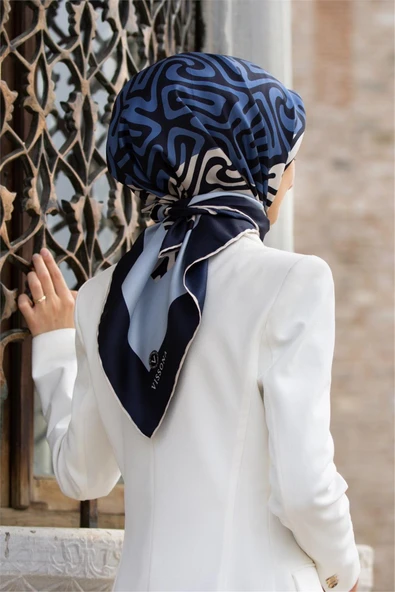 100% Twill İpek Bordürlü Dalga Desenli İndigo - Lacivert Renkli 90x90 Dikim Şekli : El Dikişi Eşarp ürün görseli 1