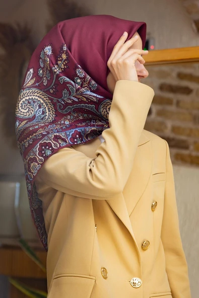 100% Twill İpek Etnik Desenli Bordo Renkli 90x90 Dikim Şekli : El Dikişi Eşarp ürün görseli 1