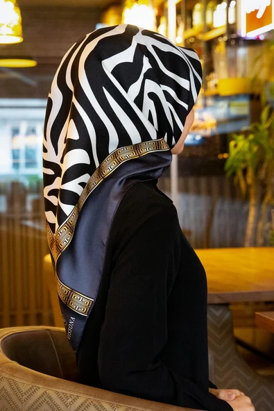 % 57 İPEK % 43 VİSKON Twill İpek Zebra Desenli Gri - Gold Renkli 90x90 Eşarp Dikim Şekli : El Dikişi ürün görseli 1