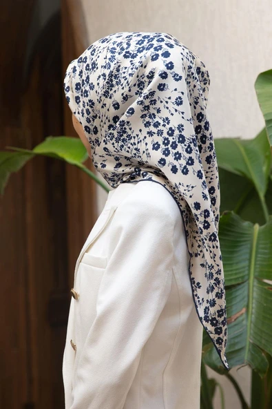 %100 Twill İpek Çıtır Çiçek Desenli Krem - Lacivert Renkli 90x90 Eşarp Dikim Şekli : El Dikişi ürün görseli 1