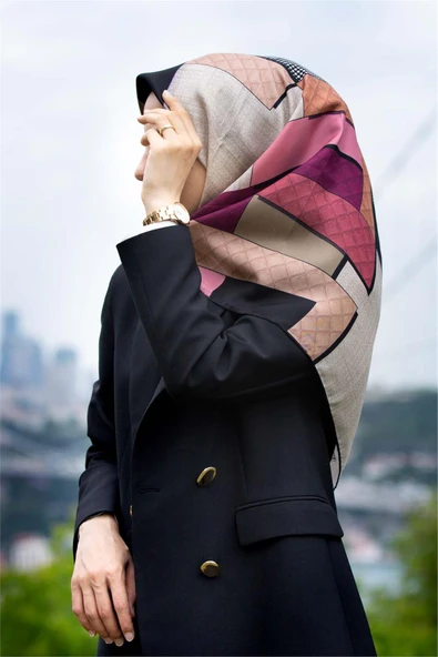 %100 Twill İpek Kazayaklı Ve Geometrik Desenli Mürdüm - Krem Renkli 90x90 Eşarp Dikim Şekli : El Dikişi ürün görseli 1