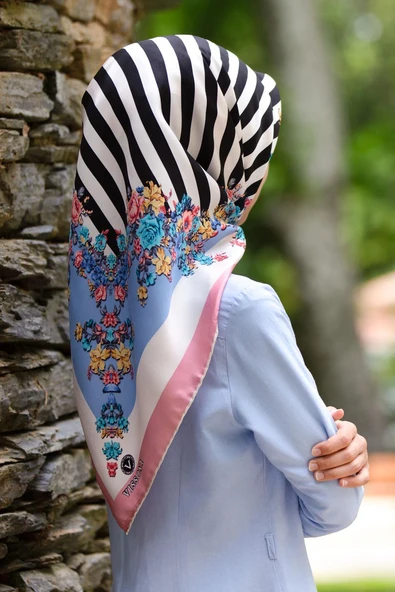 %100 Twill İpek Çıtır Çiçekli Ve Çizgi Desenli Pudra - Bebe Mavisi Renkli 90x90 Eşarp Dikim Şekli : El Dikişi ürün görseli 1