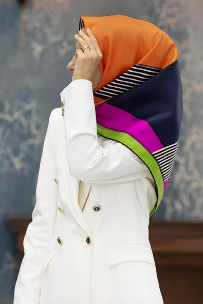 %100 Twill İpek Çizgili ve Geometrik Desenli Turuncu - Fıstık Yeşili Renkli 90x90 Eşarp Dikim Şekli : El Dikişi ürün görseli 1