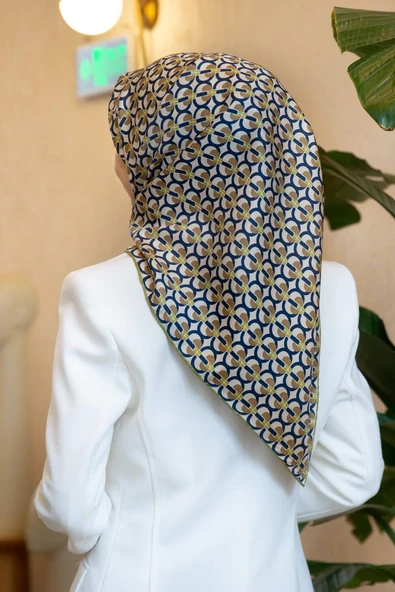 %100 Twill İpek Geometrik Desenli Bej - Fıstık Yeşili Renkli 90x90 Eşarp Dikim Şekli : El Dikişi ürün görseli 1