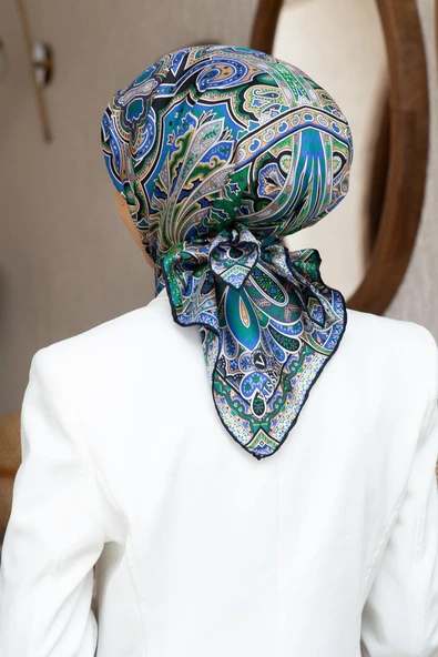 100% Twill İpek Etnik Desenli Saks - Zümrüt Yeşili Renkli 90x90 Dikim Şekli : El Dikişi Eşarp ürün görseli 1