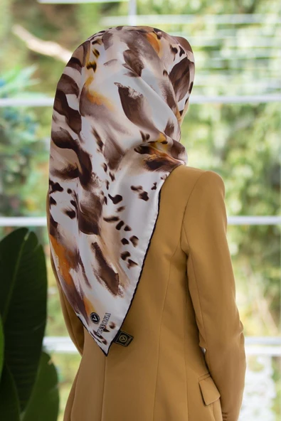%100 Twill İpek Batik Desenli Sütlü Kahve - Turuncu Renkli 90x90 Eşarp Dikim Şekli : El Dikişi ürün görseli 1