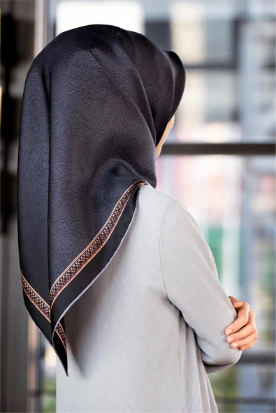 %100 Twill Barok Desenli Siyah Renkli 90x90 Eşarp Dikim Şekli: El Dikişi ürün görseli 1
