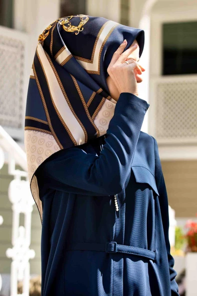 %100 Twill İpek Monogram ve Barok Desenli Lacivert - İndigo Renkli 90x90 Eşarp Dikim Şekli : El Dikişi ürün görseli 1