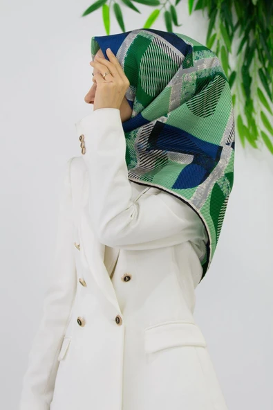 %100 Twill İpek Geometri Desenli Saks - Zümrüt Yeşili Renkli 90x90 Eşarp Kenar Dikiş Şekli El Dikişli ürün görseli 1