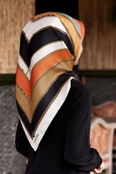 %100 Twill İpek Zincir Detaylı Geometrik Desenli Taba - Vizon Renkli 90x90 Eşarp Dikim Şekli : El Dikişi ürün görseli 1