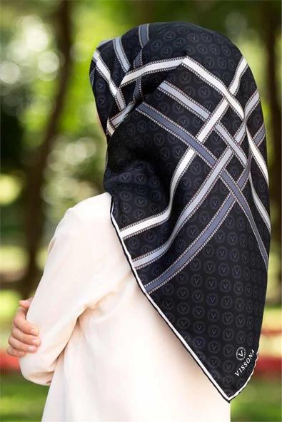 %100 Twill İpek Gold Şeritli Monogram Desenli Siyah - Gri Renkli 90x90 Eşarp Dikim Şekli : El Dikişi ürün görseli 1