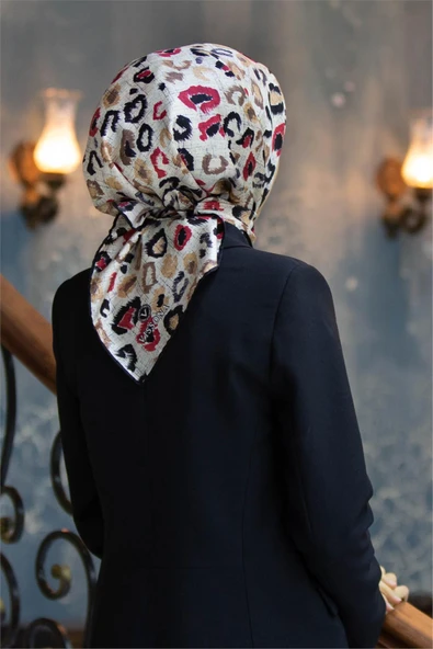 %100 Twill İpek Renkli Leopari Desenli Kırmızı - Siyah Renkli 90x90 Eşarp Kenar Dikiş Şekli El Dikişli ürün görseli 1