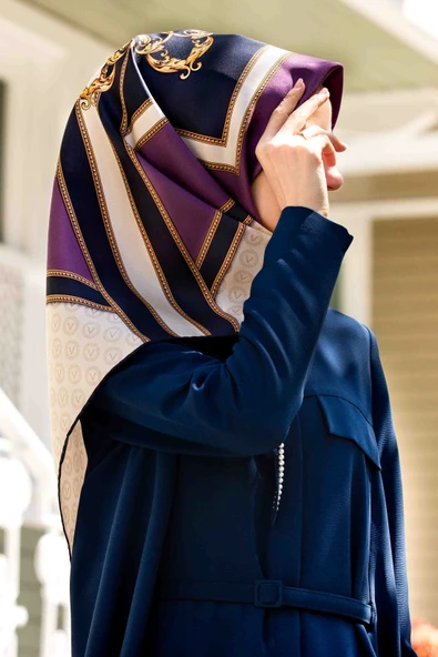 %100 Twill İpek Monogram ve Barok Desenli Lila - Lacivert Renkli 90x90 Eşarp Dikim Şekli : El Dikişi ürün görseli 1