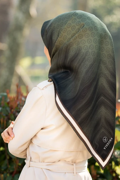 100% Twill İpek Monogram Desenli Haki Renkli 90x90 Dikim Şekli : El Dikişi Eşarp ürün görseli 1