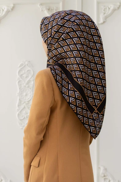 % 57 İPEK % 43 VİSKON Twill İpek Geometrik Desenli Siyah - Gold Renkli 90x90 Eşarp Dikim Şekli : El Dikişi ürün görseli 1