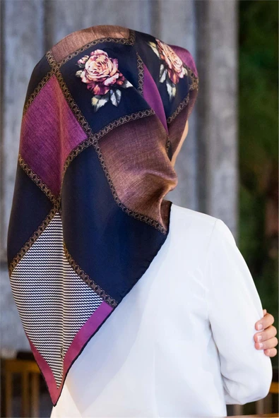 %100 Twill İpek Dokulu Çiçekli Ve Geometrik Desenli Lacivert - Mürdüm Renkli 90x90 Eşarp Dikim Şekli : El Dikişi ürün görseli 1
