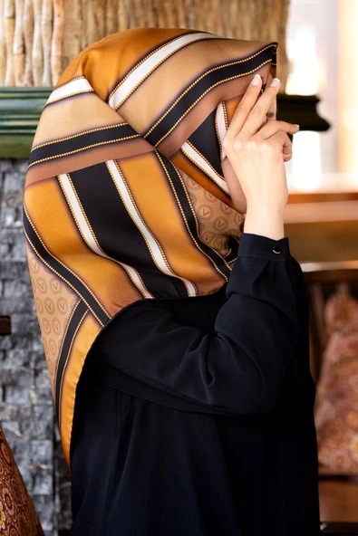 %100 Twill Geometrik Monogram Desenli Gold - Bej Renkli 90x90 Eşarp Kenar Dikiş Şekli : El Dikişli ürün görseli 1