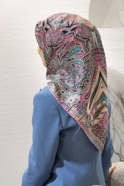 100% Twill İpek Etnik Desenli Pembe Renkli 90x90 Dikim Şekli : El Dikişi Eşarp ürün görseli 1