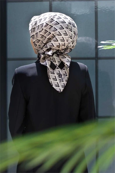 %100 Twill İpek Geometrik Desenli Krem - Siyah Renkli 90x90 Eşarp Dikim Şekli : El Dikişi ürün görseli 1
