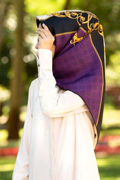 %100 Twill İpek Monogram Ve Barok Desenli Mürdüm - Siyah Renkli 90x90 Eşarp Dikim Şekli : El Dikişi ürün görseli 1