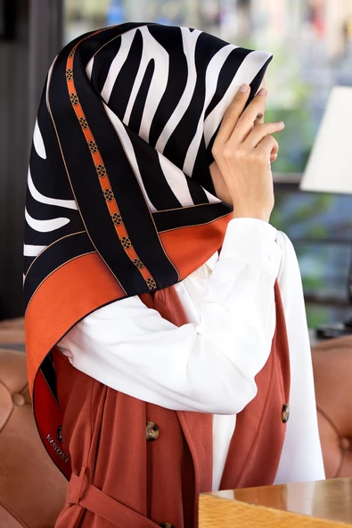 %100 Twill İpek Zebra Desenli Taba - Siyah Renkli 90x90 Eşarp Kenar Dikiş Şekli El Dikişli ürün görseli 1